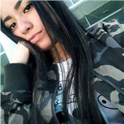 Profesora con un nivel avanzado da clases a niños